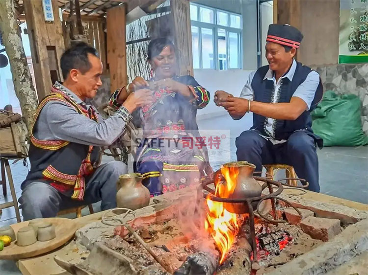 圍爐煮茶的由來:云南非遺“火塘烤茶”的傳承(圖3) 圍爐煮茶的由來:云南非遺“火塘烤茶”的傳承(圖3)