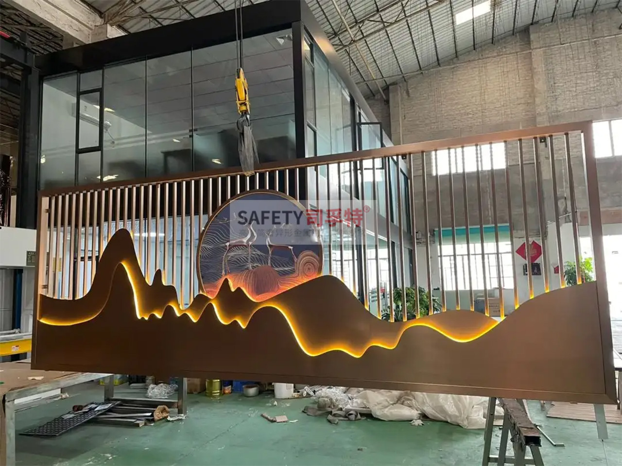 金屬山水屏風(fēng)隔斷:新中式古典風(fēng),精致優(yōu)雅,輕奢舒適(圖1) 金屬山水屏風(fēng)隔斷:新中式古典風(fēng),精致優(yōu)雅,輕奢舒適(圖1)