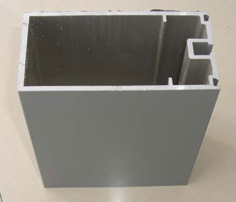 防火幕墻型材該怎么選擇 長期以來，建筑物的火災時常發生，建筑物防火一直都是設計師注重的要點，特別是外裝飾幕墻防火，關乎著逃生，阻止火勢蔓的重要防線。防火幕墻也隨之應運而生。那么，防火幕墻的最重要部分—(圖2)