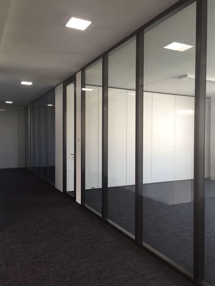 防火幕墻型材該怎么選擇 長期以來，建筑物的火災時常發生，建筑物防火一直都是設計師注重的要點，特別是外裝飾幕墻防火，關乎著逃生，阻止火勢蔓的重要防線。防火幕墻也隨之應運而生。那么，防火幕墻的最重要部分—(圖5)