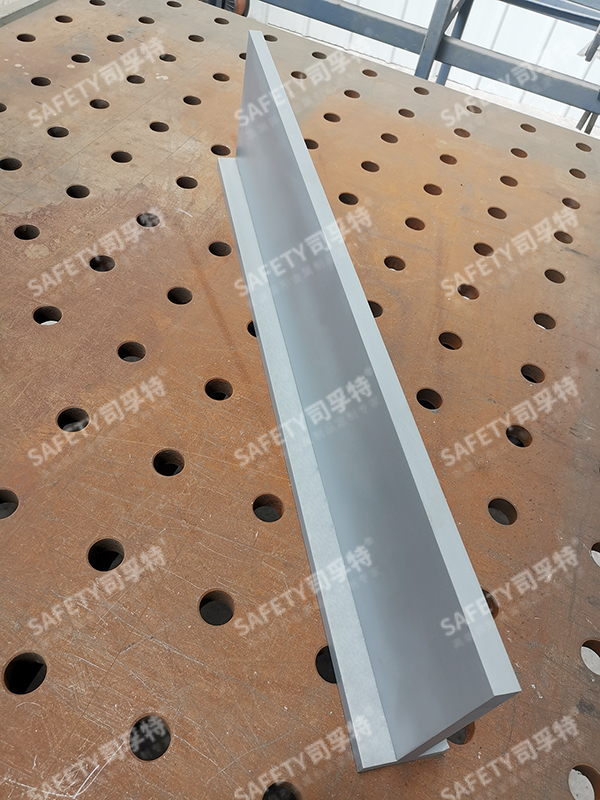 幕墻氟碳噴涂T型焊接精制鋼型材(圖4) 幕墻氟碳噴涂T型焊接精制鋼型材(圖4)