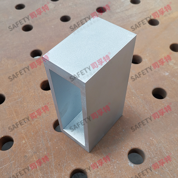 對(duì)稱等厚矩形氟碳噴涂精制鋼幕墻型材(圖2) 對(duì)稱等厚矩形氟碳噴涂精制鋼幕墻型材(圖2)